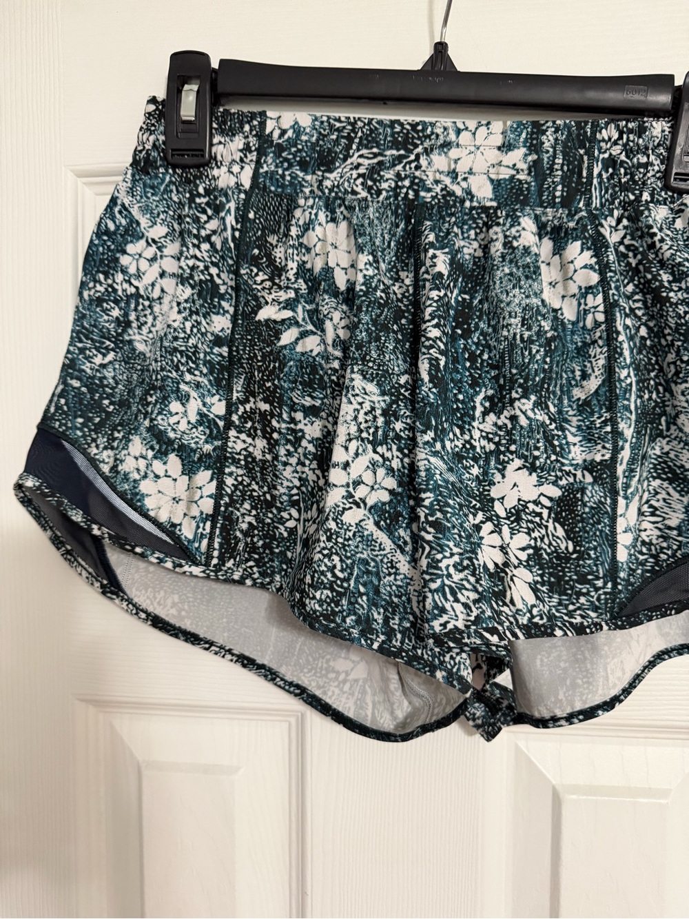 Lululemon hotty hot shorts II 4“women’s size 6 Running Shorts - green activewear - Picture 5 of 11